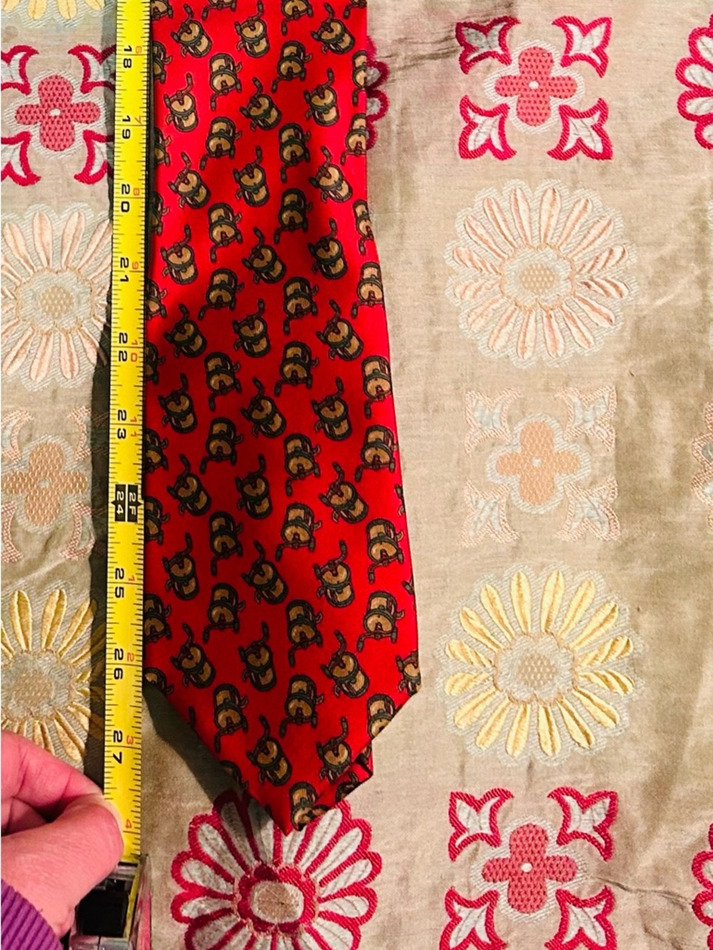 GUCCI Red Patterned Necktie with LOVE Pin - Picture 13 of 14